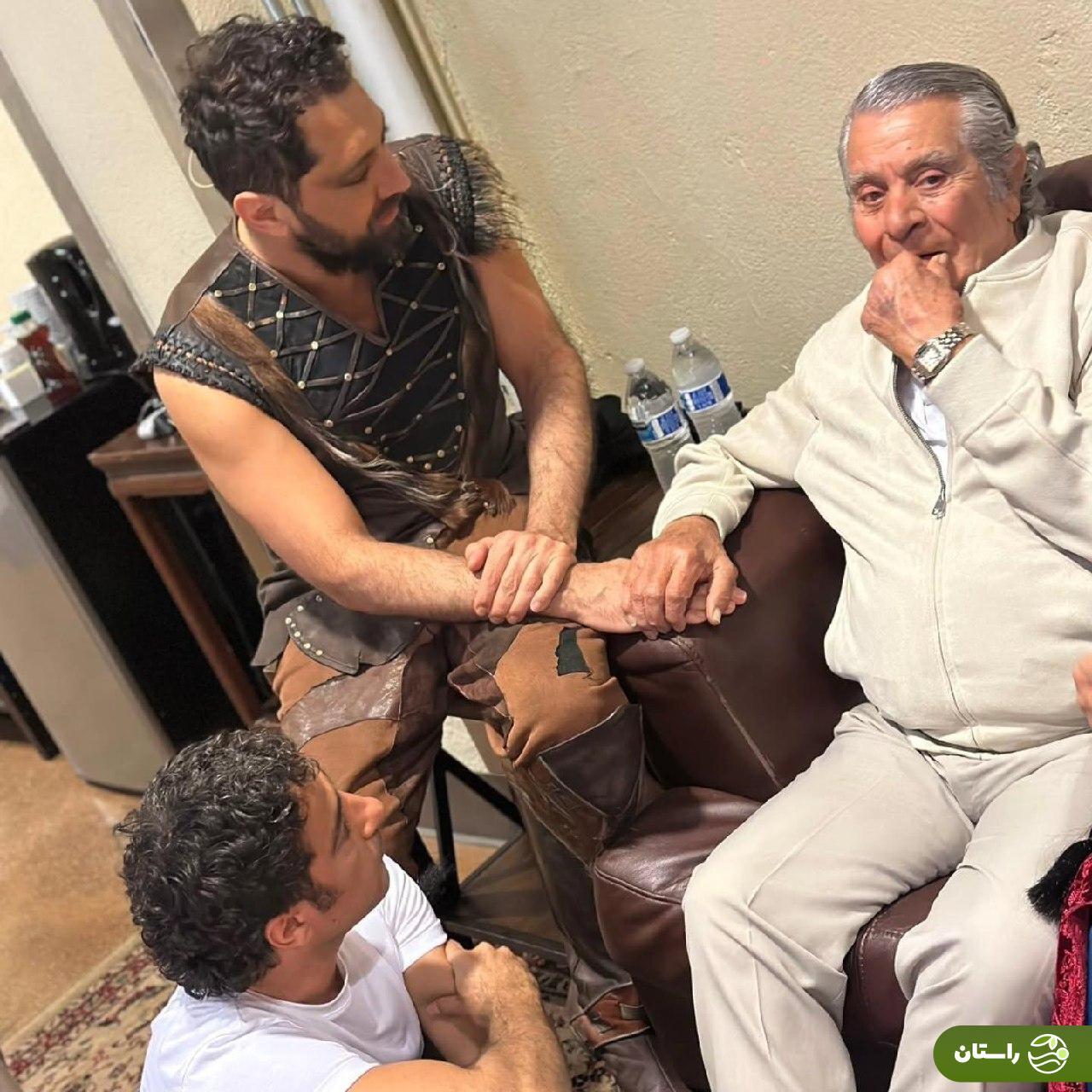 عکس/ دیدار بهرام رادان و بهروز وثوقی در پشت صحنه کنسرت نمایش «سی‌صد» در کالیفرنیا