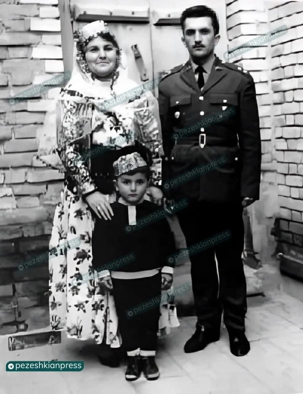 عکس/ مسعود پزشکیان در ۵ سالگی در کنار پدر و مادرش عکس/ مسعود پزشکیان در ۵ سالگی در کنار پدر و مادرش