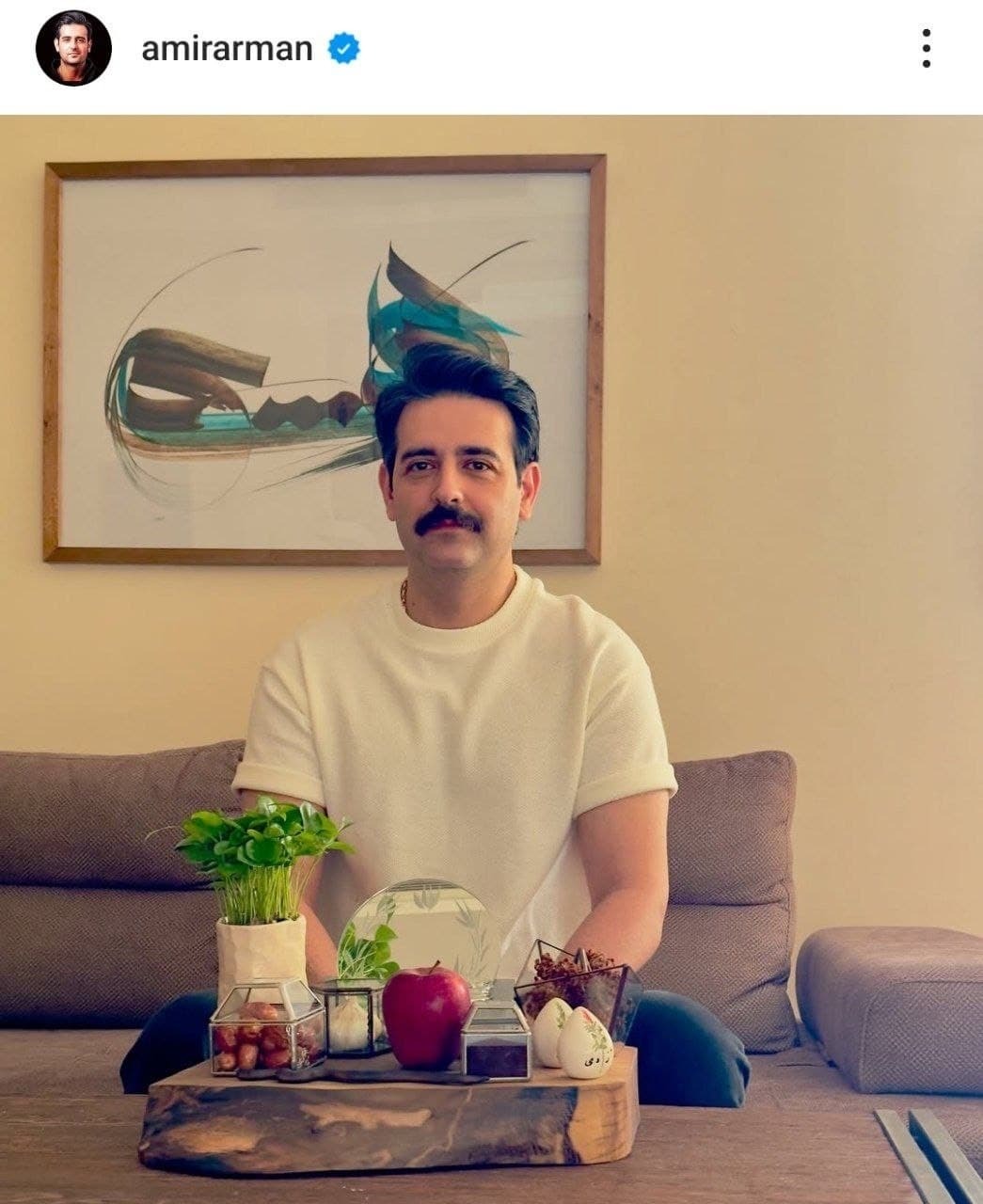 عکس/ امیرحسین آرمان با چهرهای متفاوت در کنار میز هفتسین عکس/ امیرحسین آرمان با چهرهای متفاوت در کنار میز هفتسین