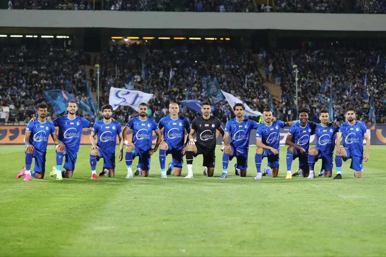 عکس/ ژست عجیب و متفاوت بازیکنان استقلال در عکس تیمی ابتدای مسابقه عکس/ ژست عجیب و متفاوت بازیکنان استقلال در عکس تیمی ابتدای مسابقه