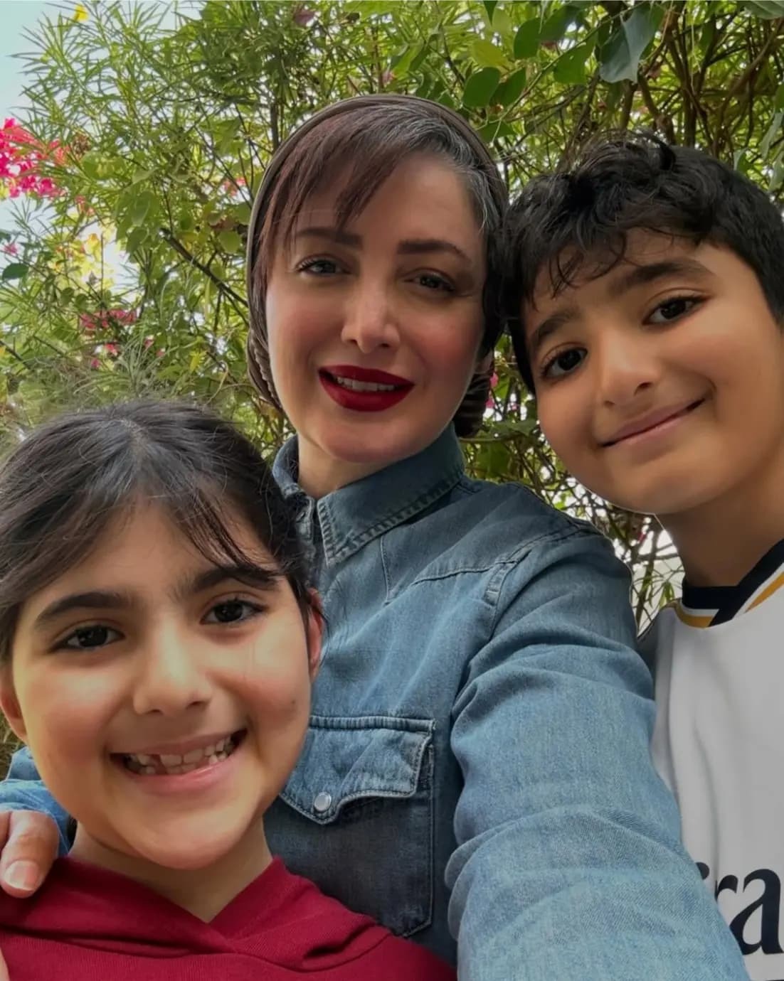 قاب بهاری شیلا خداداد و فرزندانش قاب بهاری شیلا خداداد و فرزندانش