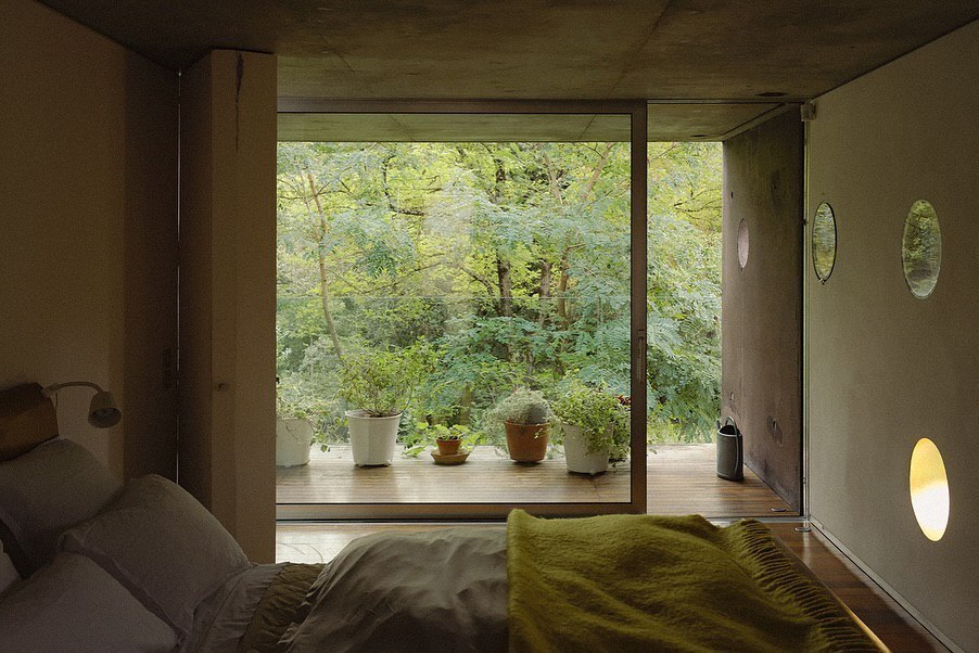 ویلایی در فرانسه با دیوارهایی شبیه پنیر! ویلایی در فرانسه با دیوارهایی شبیه پنیر!