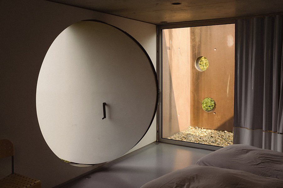 ویلایی در فرانسه با دیوارهایی شبیه پنیر! ویلایی در فرانسه با دیوارهایی شبیه پنیر!