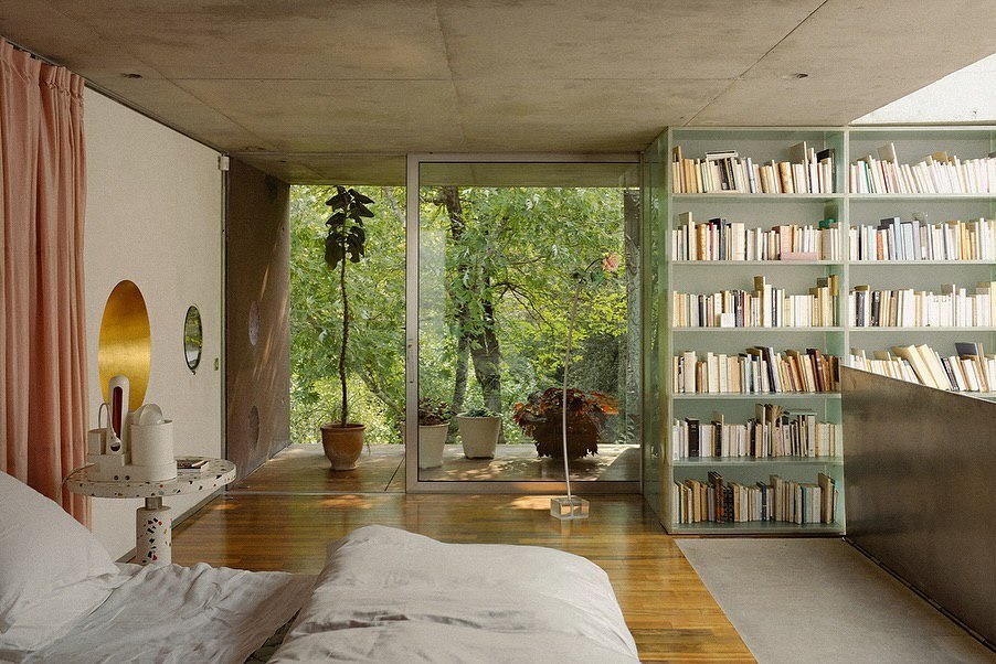 ویلایی در فرانسه با دیوارهایی شبیه پنیر! ویلایی در فرانسه با دیوارهایی شبیه پنیر!