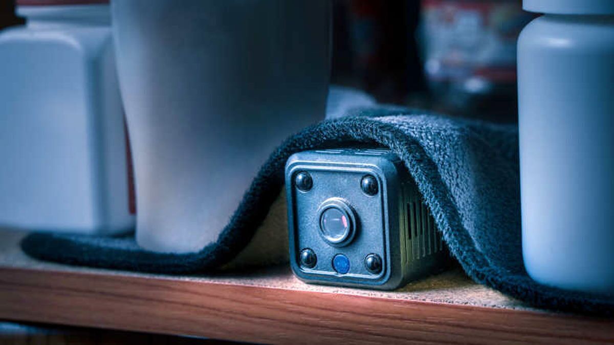 ترفند‌هایی برای پیدا کردن دوربین مخفی در اتاق هتل