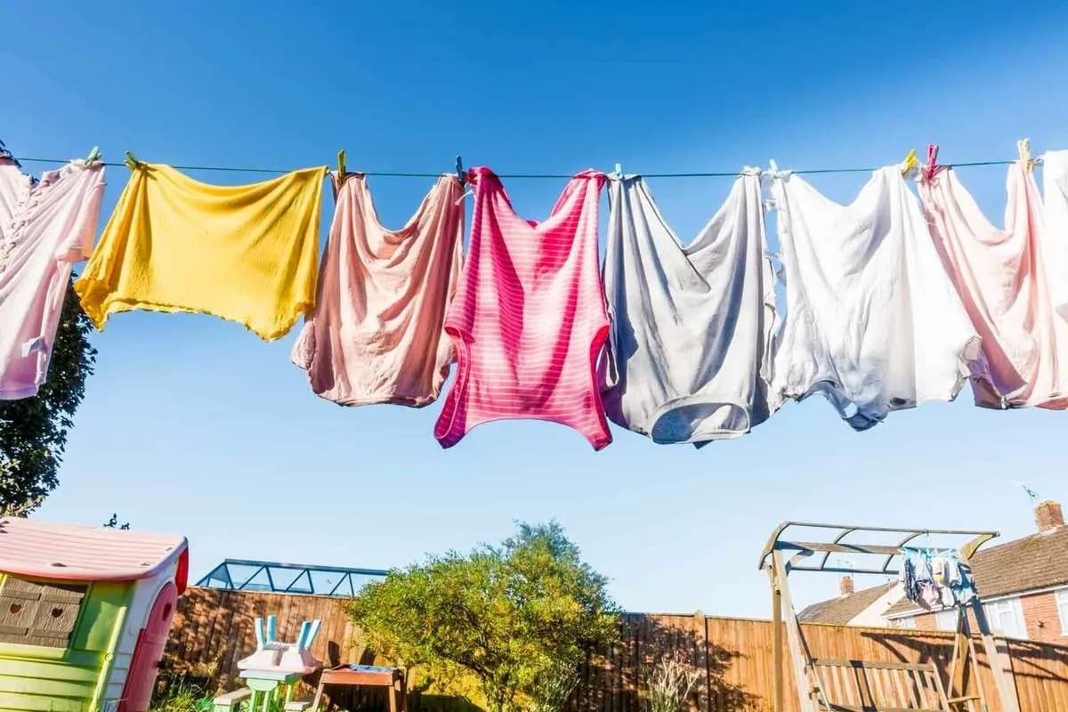 چگونه لباس‌ها را درست روی بند پهن کنیم تا زودتر خشک شوند؟