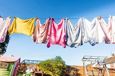چگونه لباس‌ها را درست روی بند پهن کنیم تا زودتر خشک شوند؟