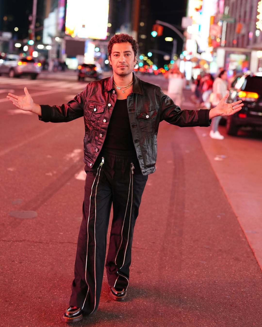 ژست‌های نوید محمدزاده در خیابان‌های نیویورک