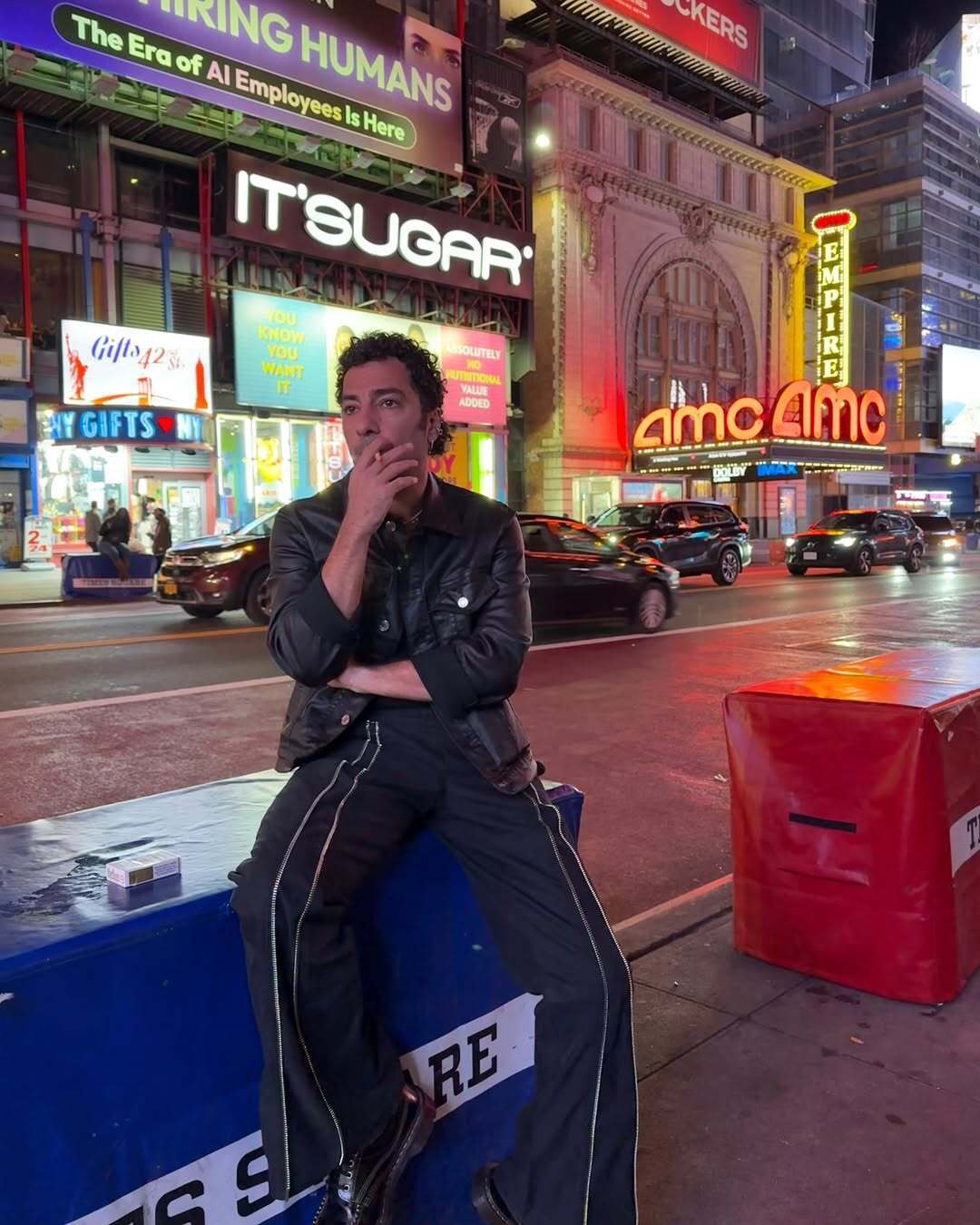 ژست‌های نوید محمدزاده در خیابان‌های نیویورک