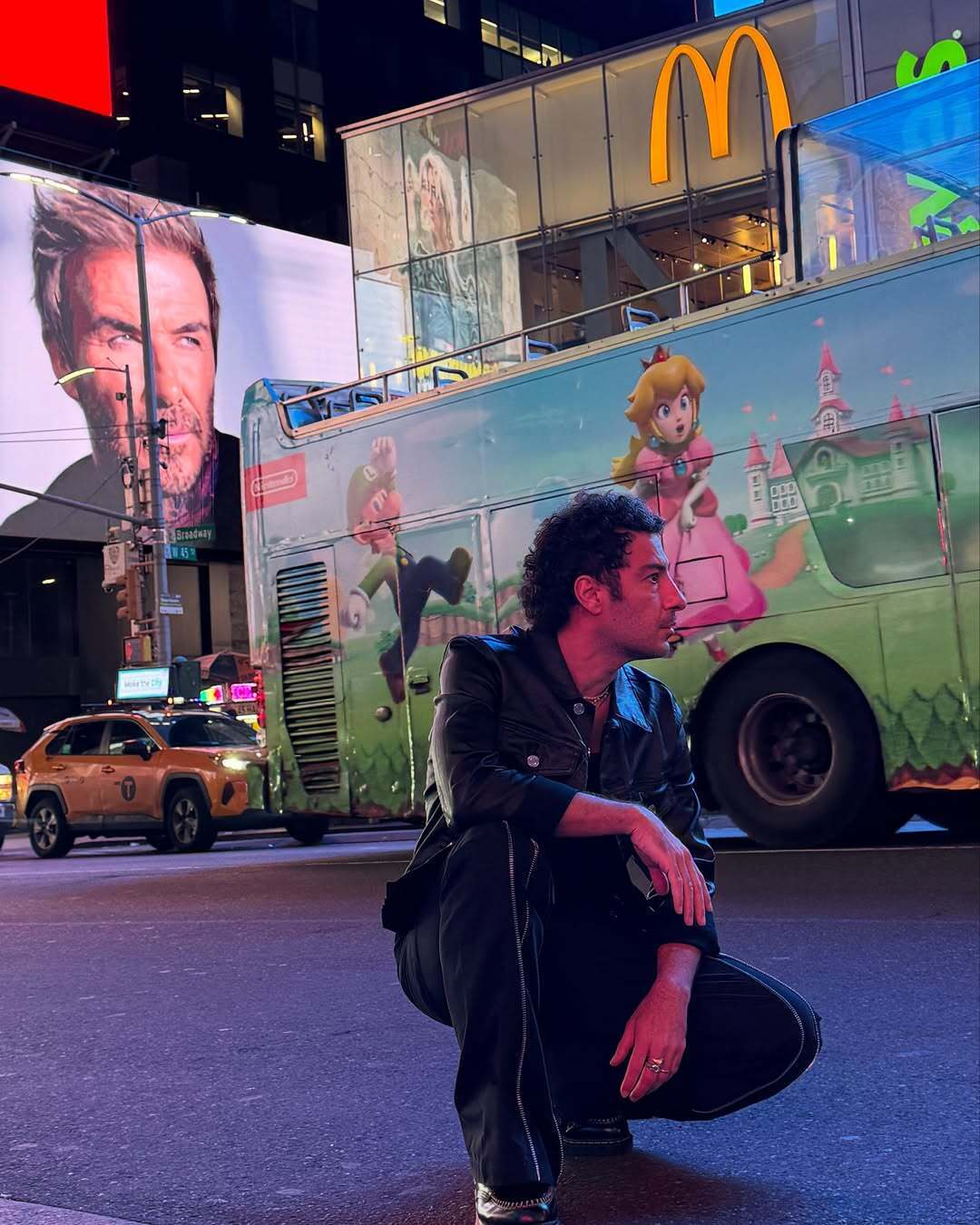 ژست‌های نوید محمدزاده در خیابان‌های نیویورک