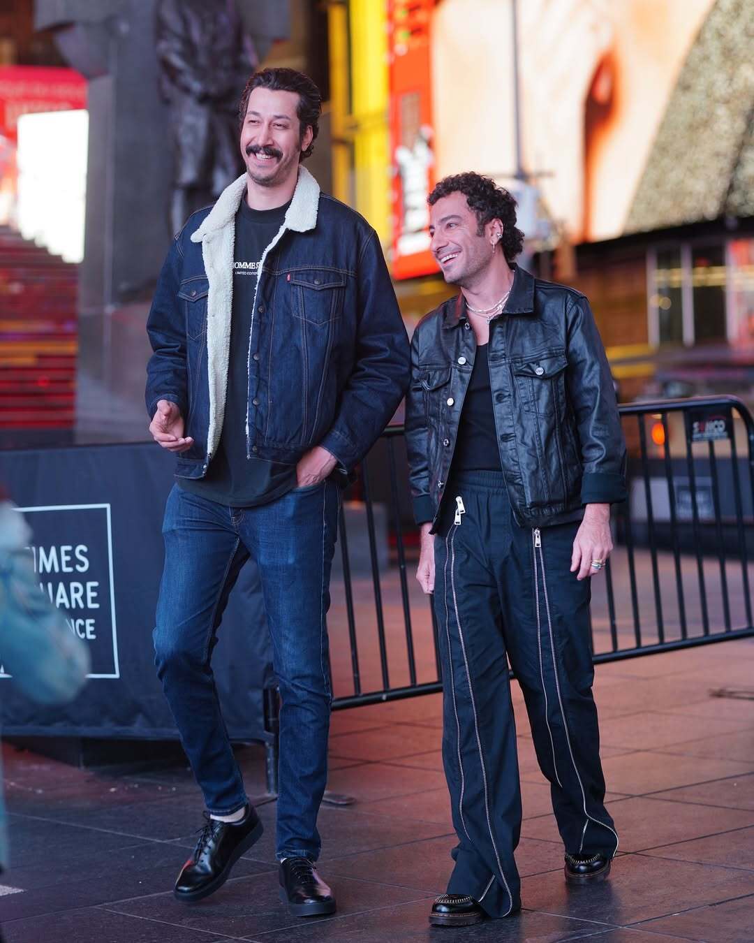 ژست‌های نوید محمدزاده در خیابان‌های نیویورک