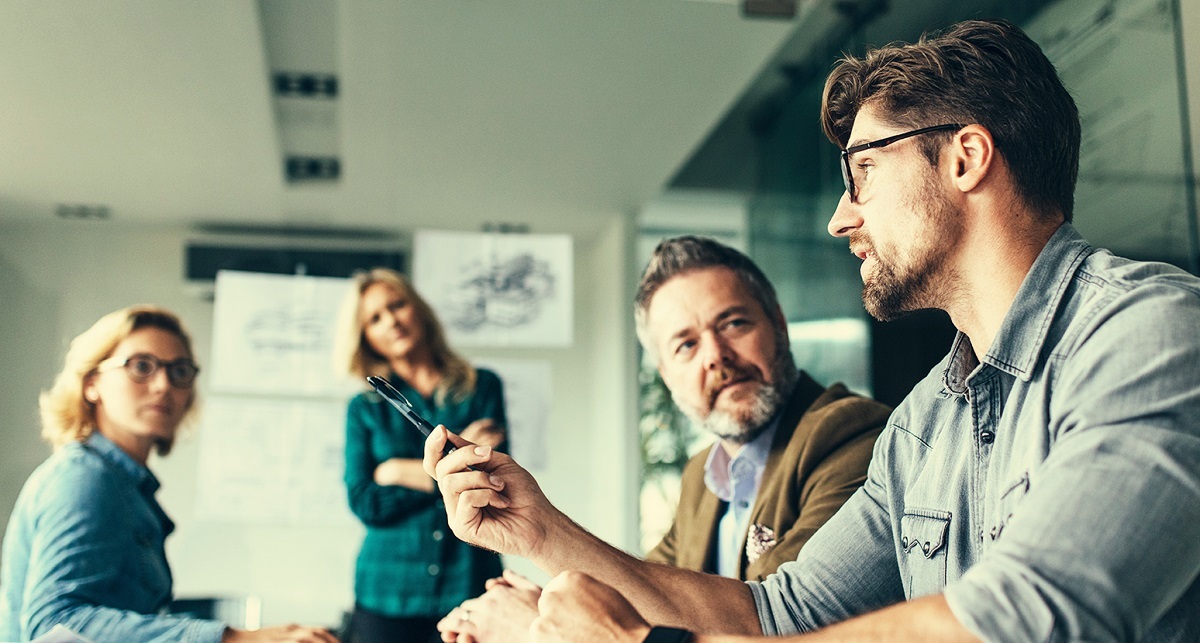 چرا کمتر گوش می‌دهیم و بیشتر حرف می‌زنیم؟