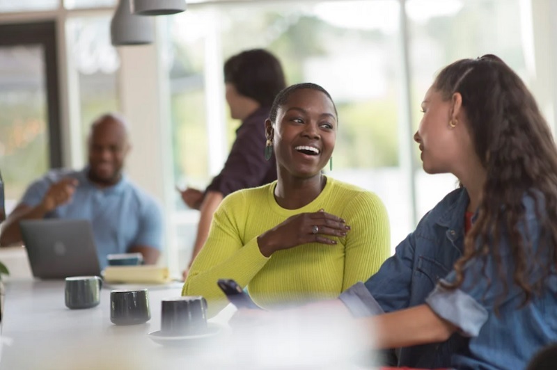 چرا کمتر گوش می‌دهیم و بیشتر حرف می‌زنیم؟