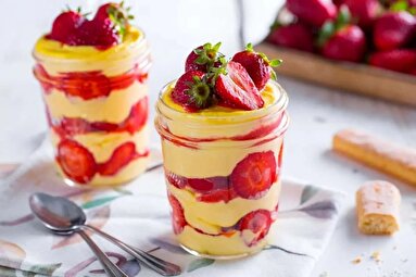 طرز تهیه دسر سه لایه با توت فرنگی