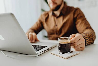 راه‌های ساده برای بیدار ماندن بدون مصرف کافئین