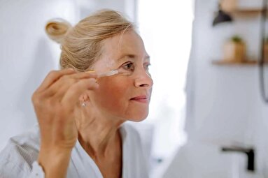راهکار‌های مؤثر برای مقابله با خشکی پوست در دوران پیری