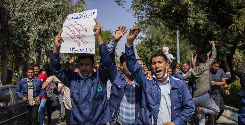 تجمع جمعی از کارگران نیشکر هفت‌تپه مقابل استانداری خوزستان