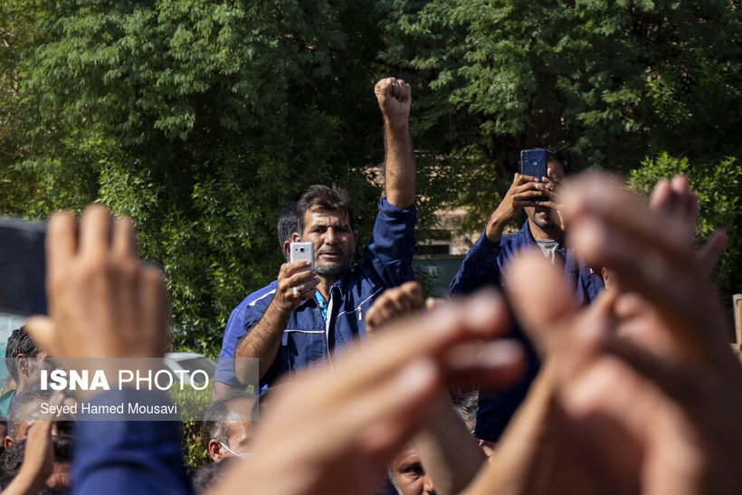 تجمع جمعی از کارگران نیشکر هفت‌تپه مقابل استانداری خوزستان