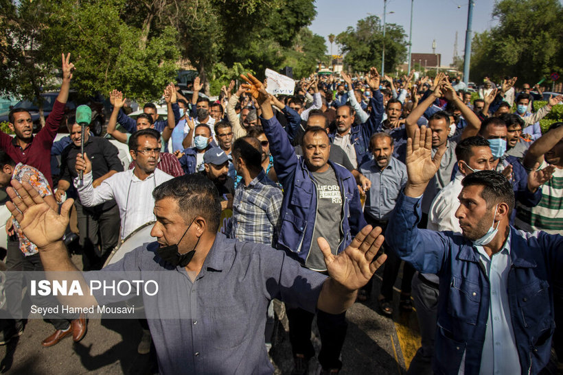 تجمع جمعی از کارگران نیشکر هفت‌تپه مقابل استانداری خوزستان