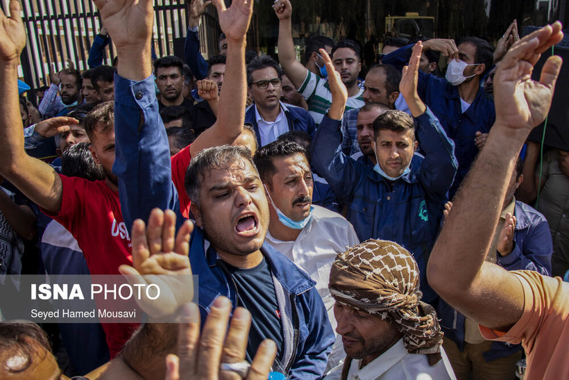 تجمع جمعی از کارگران نیشکر هفت‌تپه مقابل استانداری خوزستان