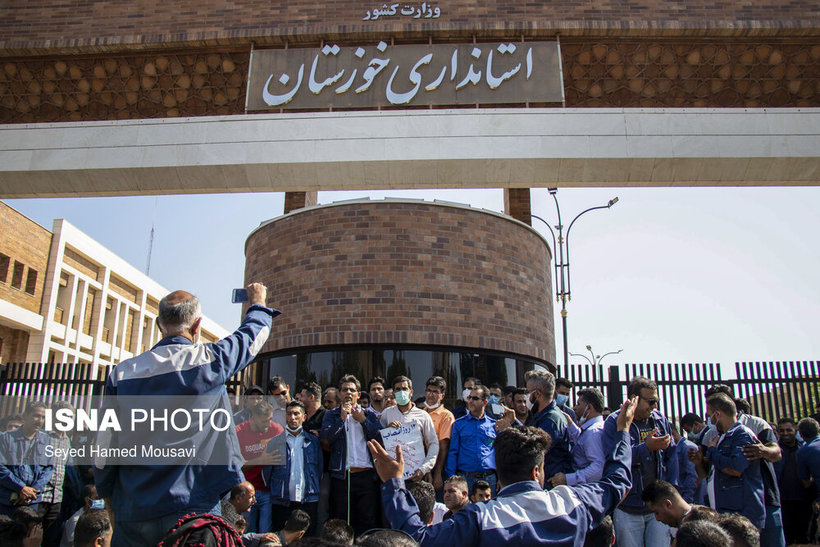 تجمع جمعی از کارگران نیشکر هفت‌تپه مقابل استانداری خوزستان