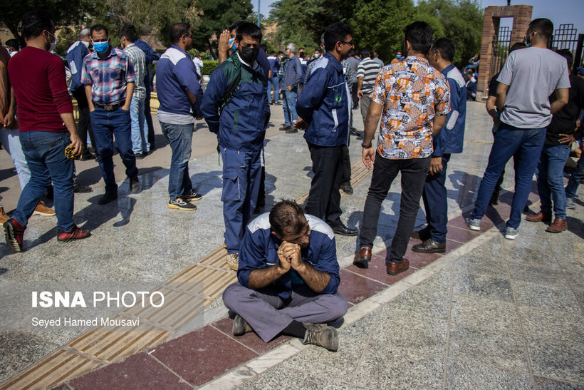 تجمع جمعی از کارگران نیشکر هفت‌تپه مقابل استانداری خوزستان