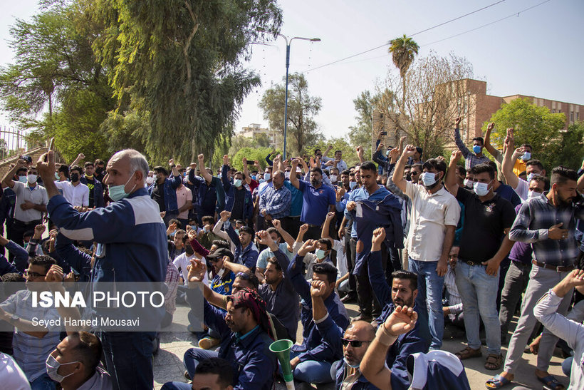 تجمع جمعی از کارگران نیشکر هفت‌تپه مقابل استانداری خوزستان